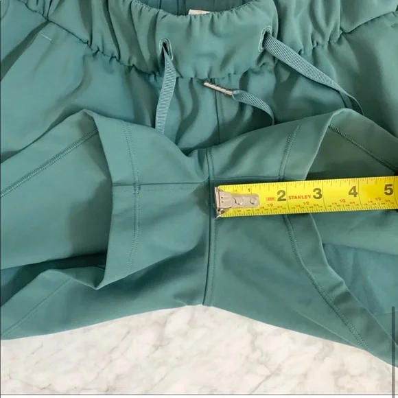 Lululemon On The Fly Short Size 4 - Picture 5 of 6